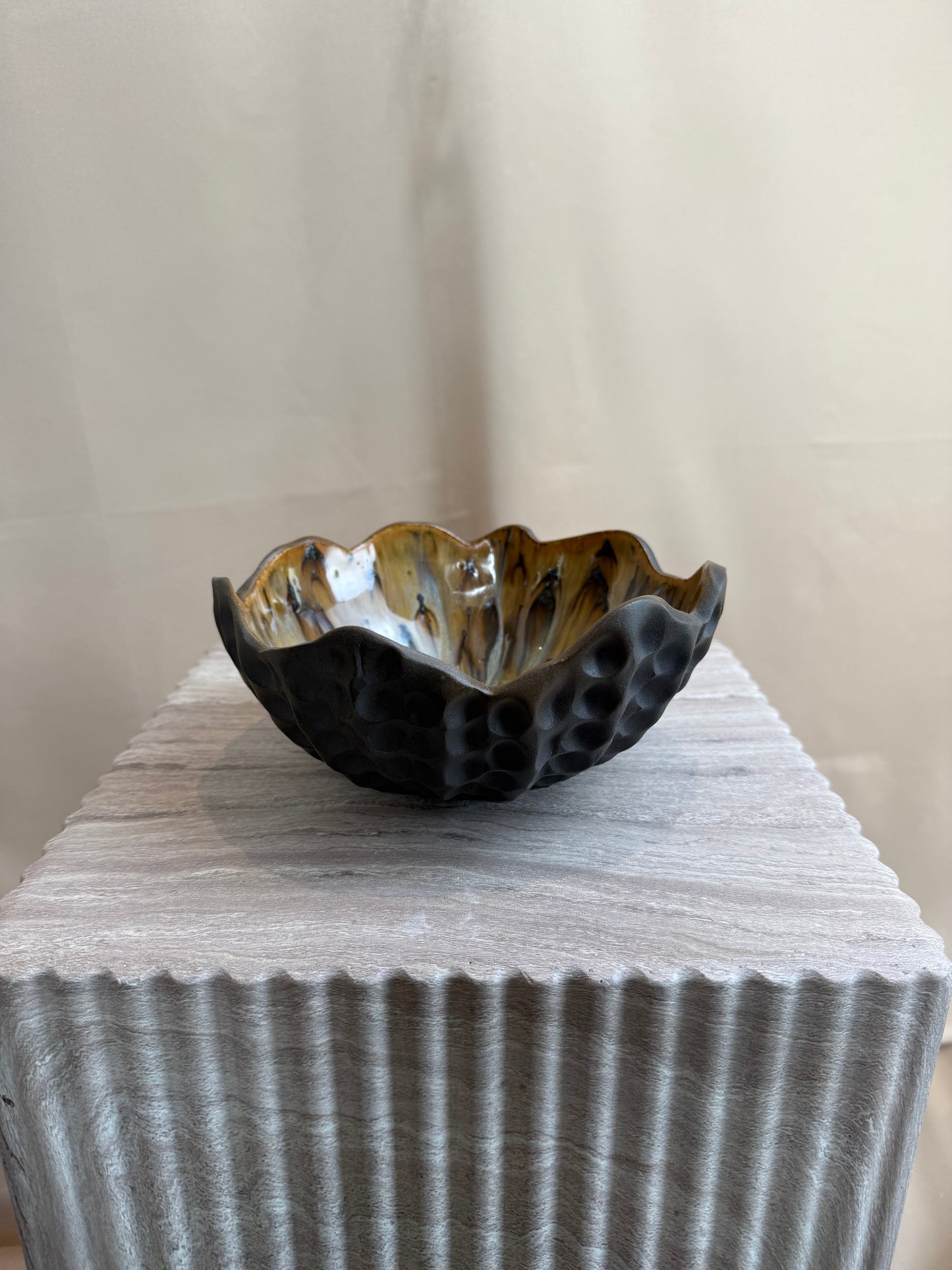 Østersskål i sort ler ø 19 cm - 056