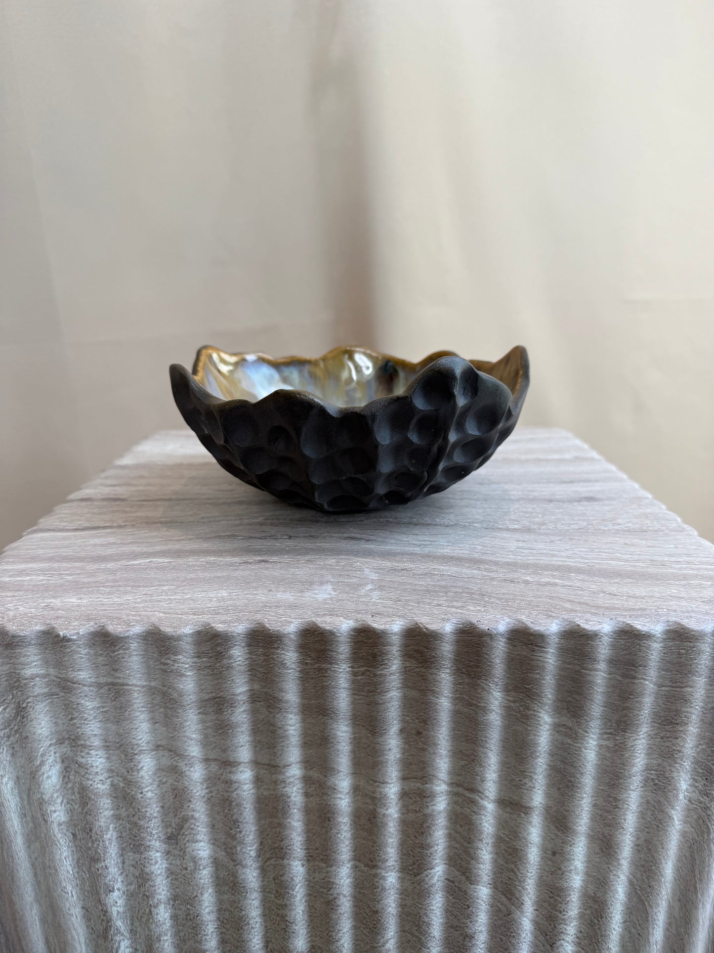Østersskål i sort ler ø 19 cm - 057