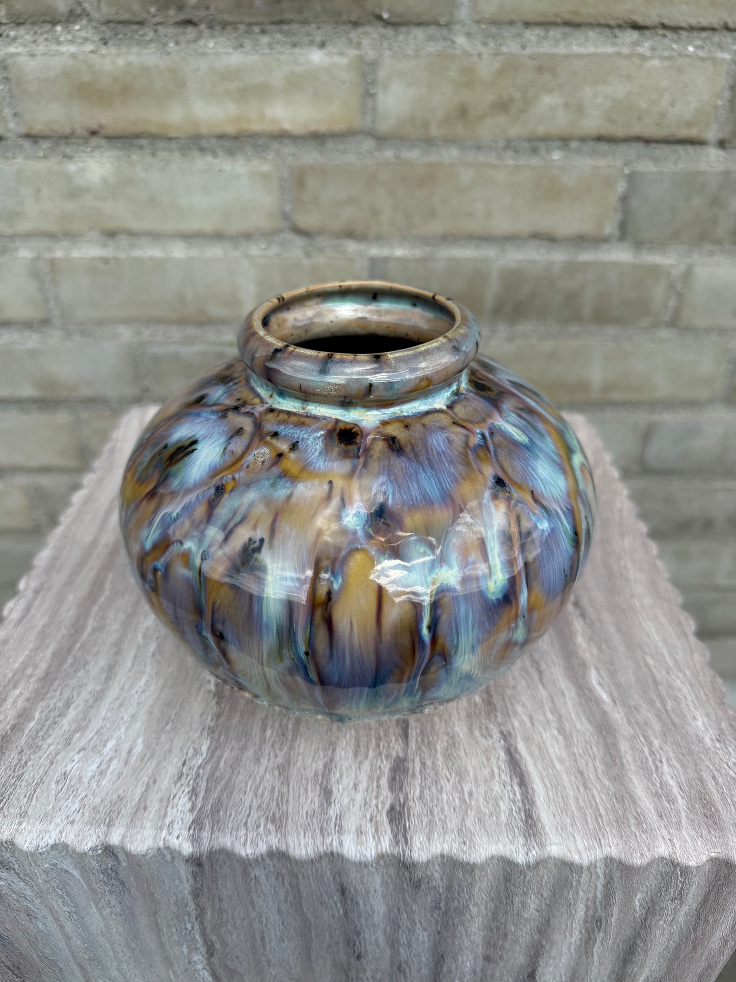 Rund vase med lavaglasur